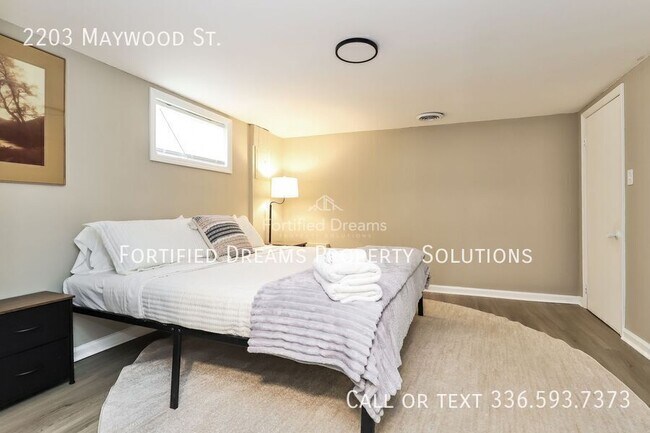 Building Photo - 2203 Maywood St