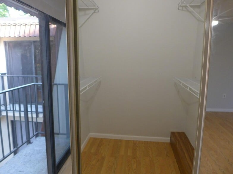 Building Photo - 2708 12th Ct