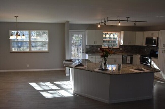 Building Photo - 4BR/3BA | Newly Renovated Single Family Home | Large backyard | In West Knoxville!