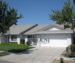 Building Photo - 3 bedroom, 2 bath half-plex/duplex