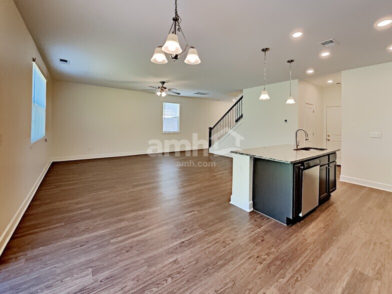 Building Photo - 4300 Longfellow Dr