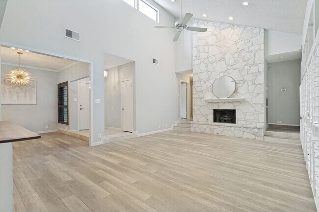 Building Photo - RENOVATED 3-BEDROOM HOME IN BRAUN STATION