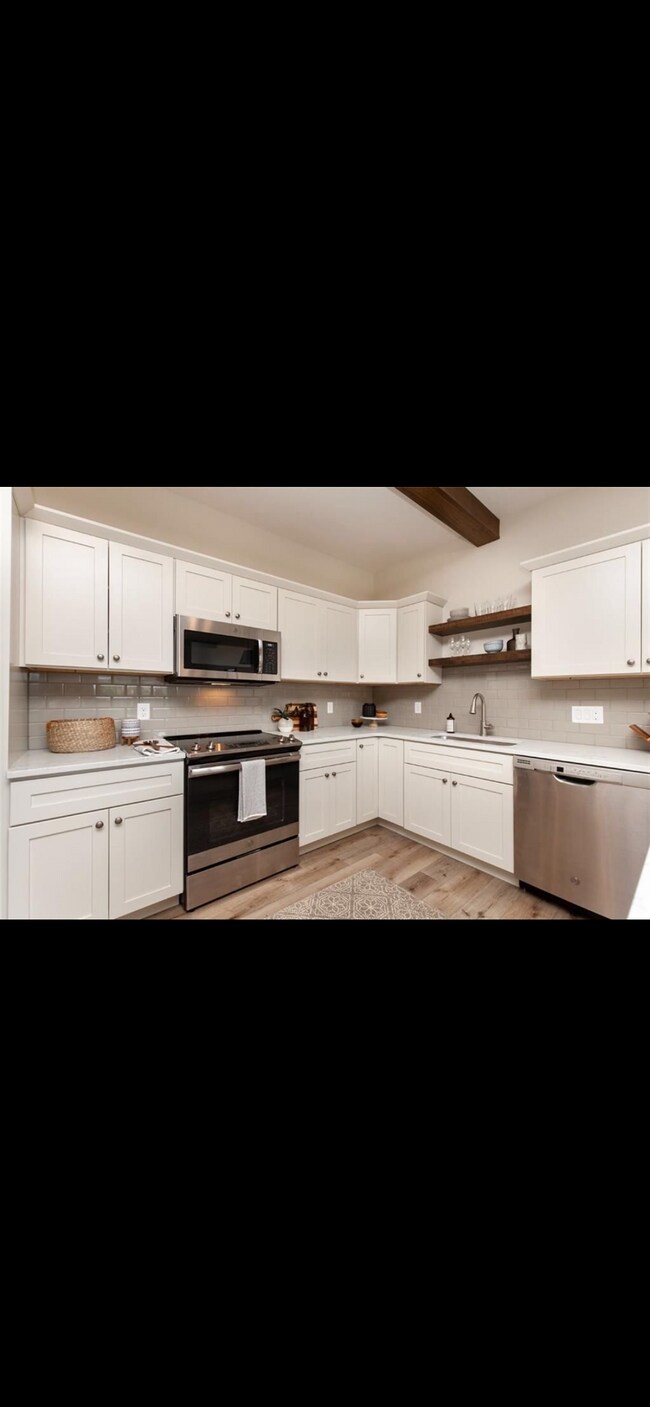 Building Photo - 6460 Galleria Dr