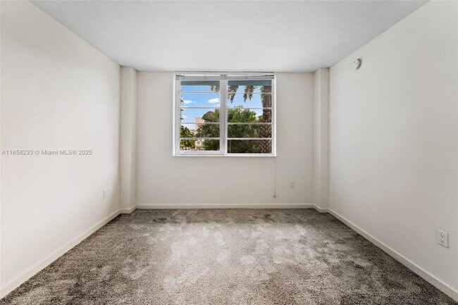 Building Photo - 910 West Ave