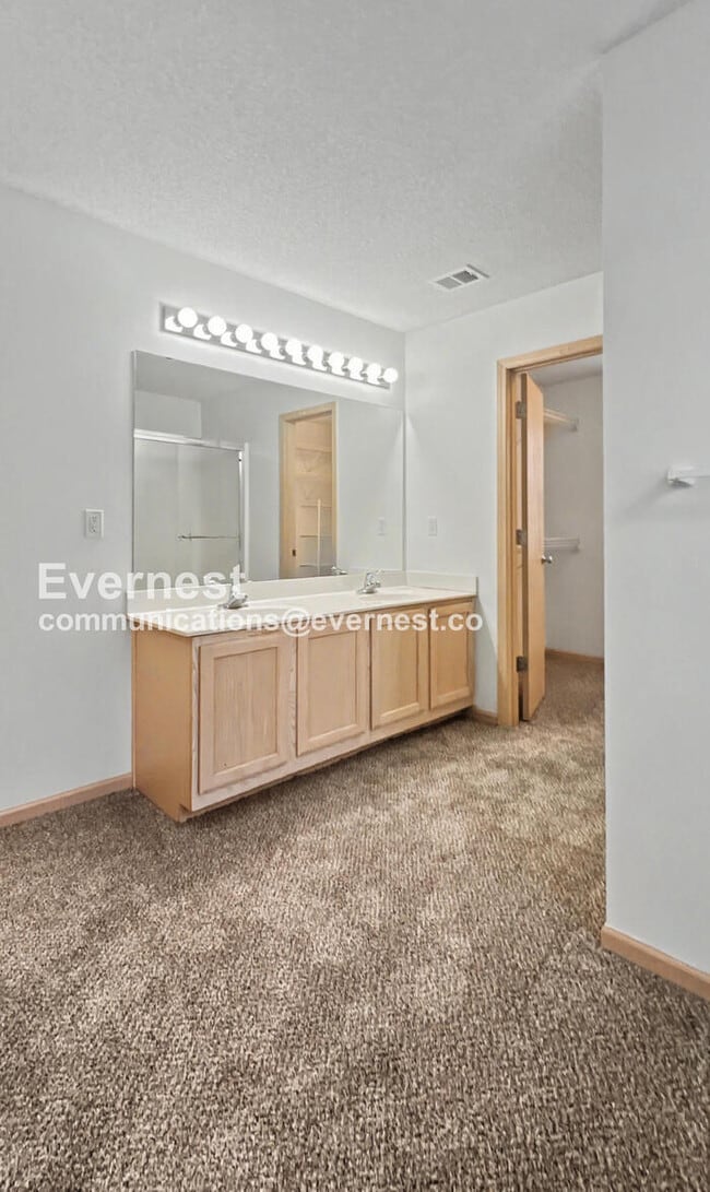 Building Photo - 2 Bed/2.5 Bath Townhome with Garage / Pet-Friendly / Skylights / Available Now!