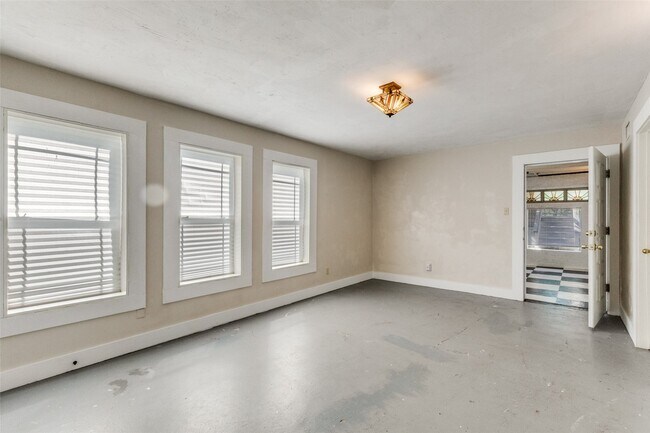 Building Photo - 1005 Center Cir