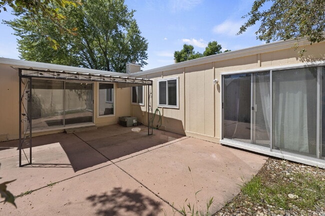 Building Photo - Close to Fort Carson and Cheyenne Mountain, 3 bedroom townhome with 2 car garage.