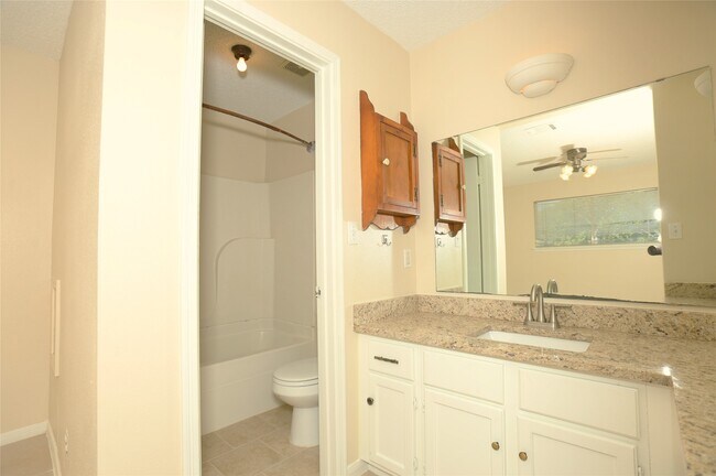 Building Photo - 206 Banyan Dr