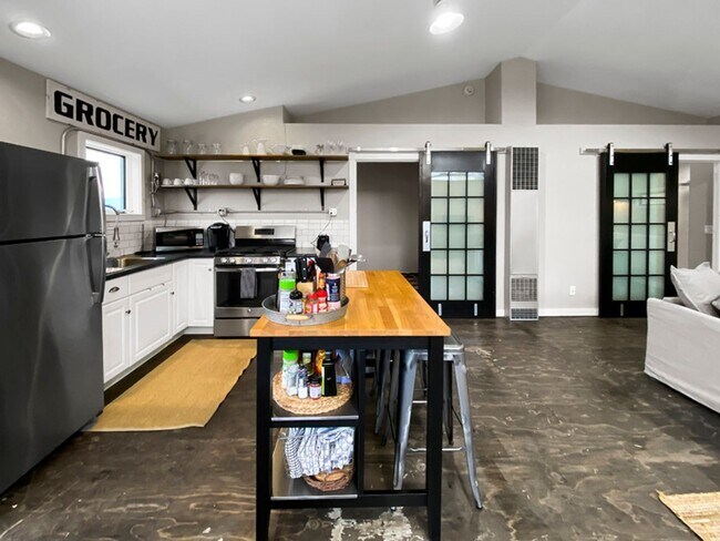 Building Photo - Portland Loft: Fully Furnished Loft Living with views of the golf course $300 Utility Fee