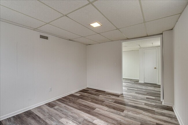 Building Photo - 3 bedroom, 1.5 Bathroom for rent!