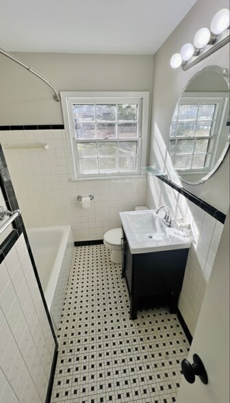 Building Photo - 1121 E Magnolia Ave