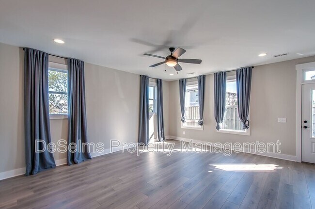 Building Photo - 2061 Oakwood Ave