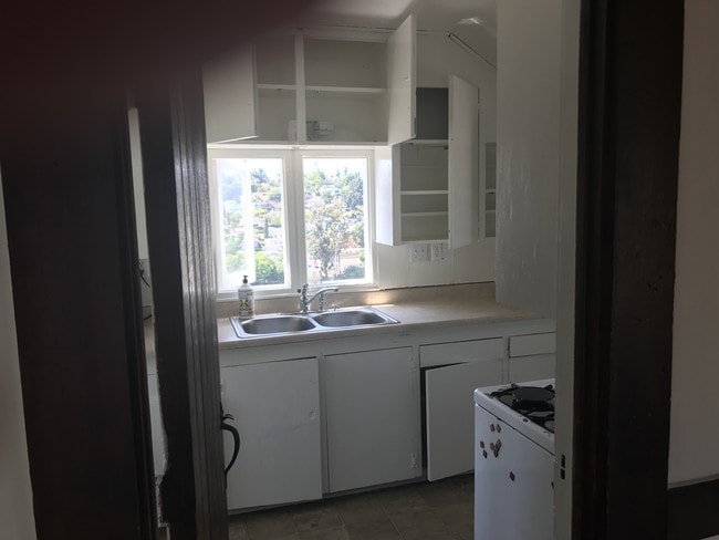 Kitchen - 2324 Lake Shore Ave