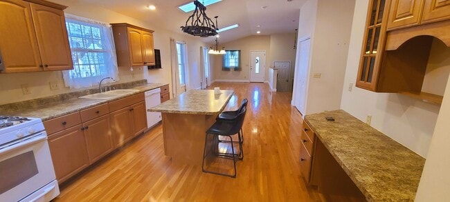 Building Photo - Charming 3 Bedroom, 3 Bath House