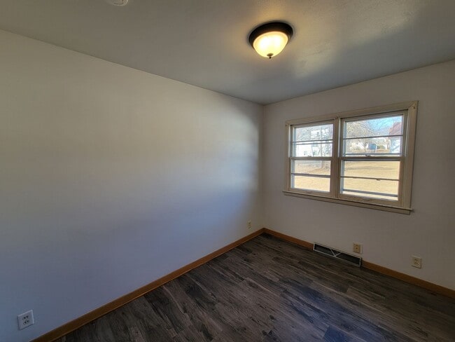 Building Photo - 3 Bedroom House with Large Garage