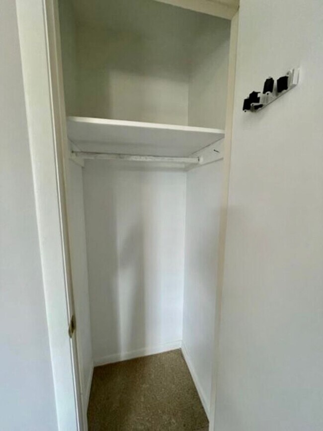 Building Photo - Amazing 2 Bed/1 Bath upstairs apartment in...