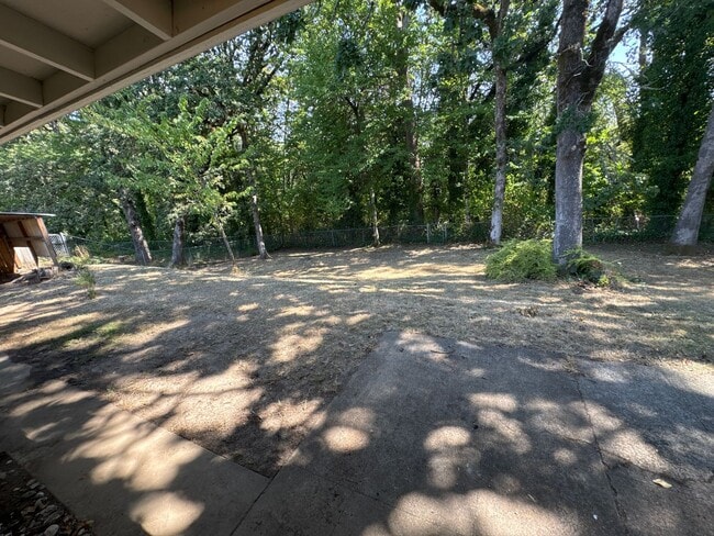 Building Photo - 230-232 NE Azalea Drive