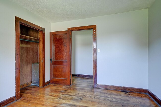 Building Photo - 1504 Bristol Caverns Hwy