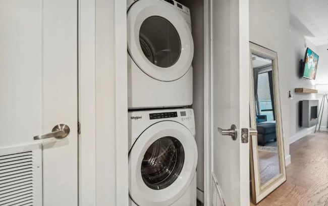 Building Photo - Modern and Stunning 1 Bedroom, 1 Bath + De...