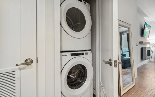 Building Photo - Modern and Stunning 1 Bedroom, 1 Bath + Den Condo in the popular Lexicon – Available Now!