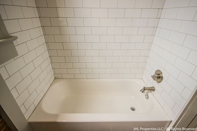 Building Photo - Updated 2 Bedroom 1 Bathroom in Downtown C...