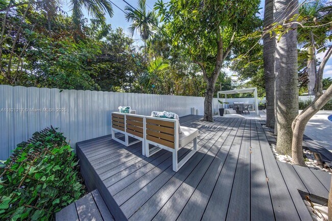Building Photo - 2020 Alamanda Dr
