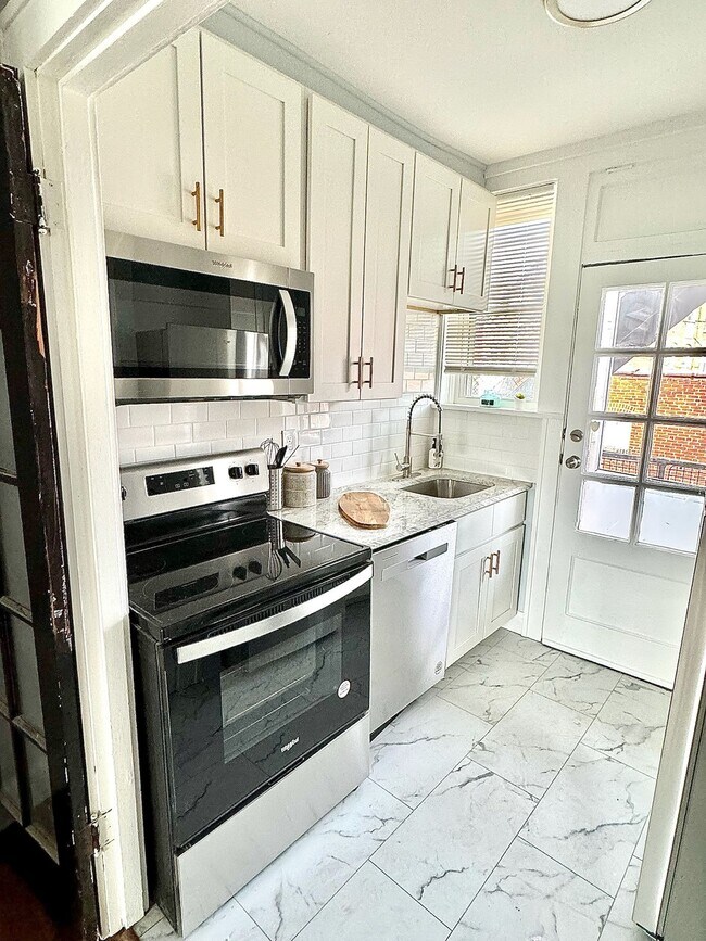 Building Photo - 4938 Lindenwood Ave