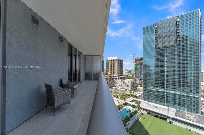 Building Photo - 1300 Brickell Bay Dr