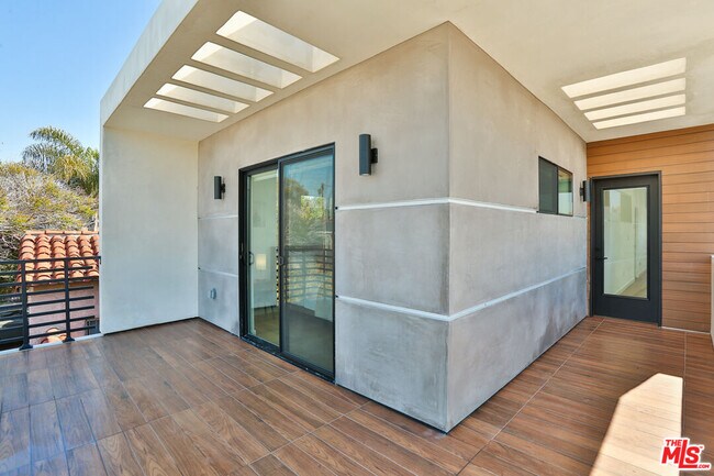 Building Photo - 1622 S Mansfield Ave