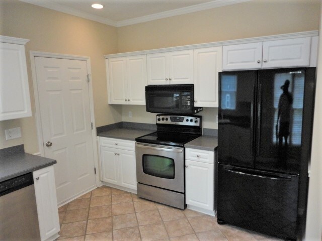 Building Photo - 2400 Water Lilly Way