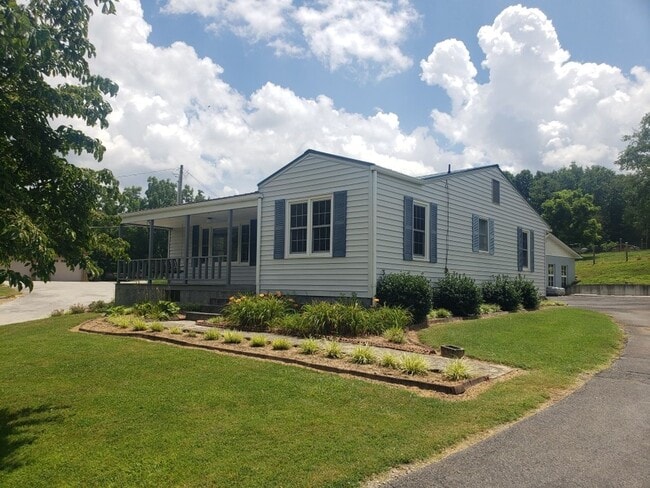 Building Photo - 3 Bedroom / 1 Bath Home - Kingsport TN