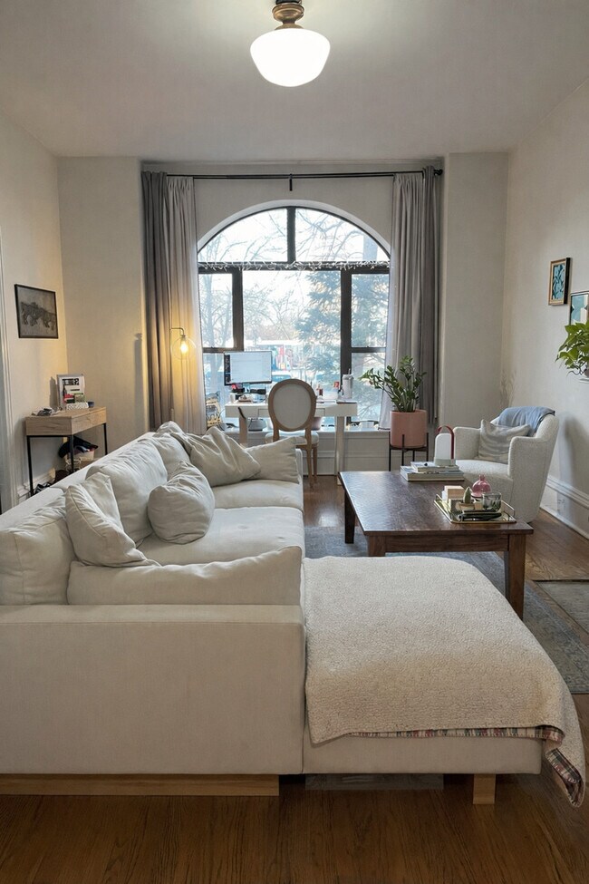 Building Photo - 2035 W Evergreen Ave