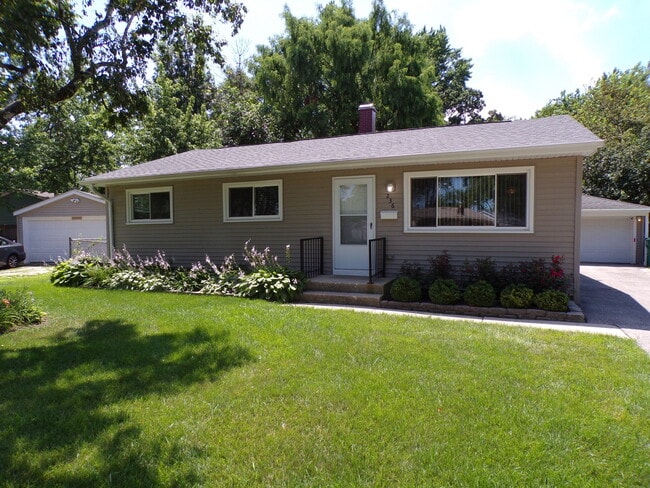 Building Photo - 236 W Norman Ln