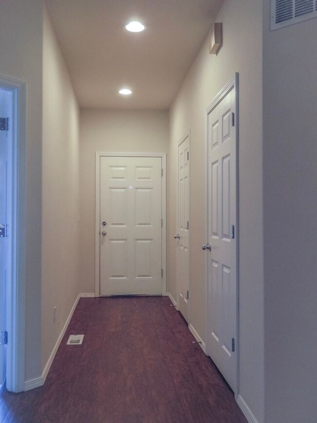 Building Photo - !!!! West Linn Townhome Available 3 Bedroo...