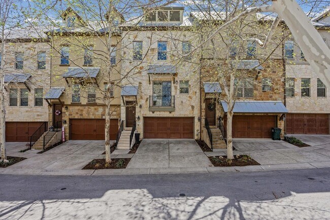 Building Photo - 1112 Highknoll Ln
