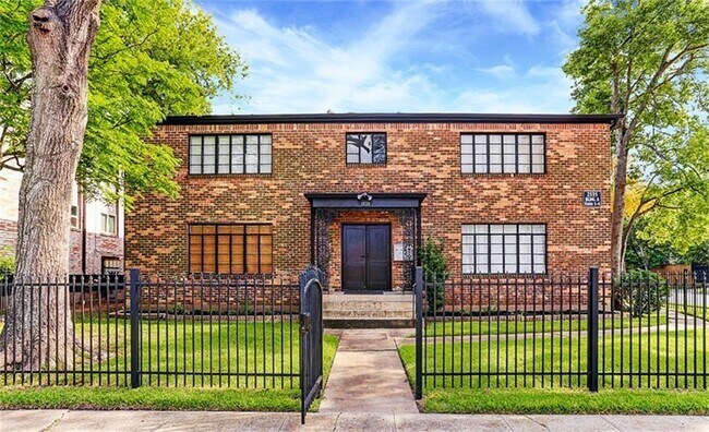 Primary Photo - 2535 Shakespeare St
