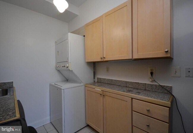 Building Photo - 1380 Bryant St NE