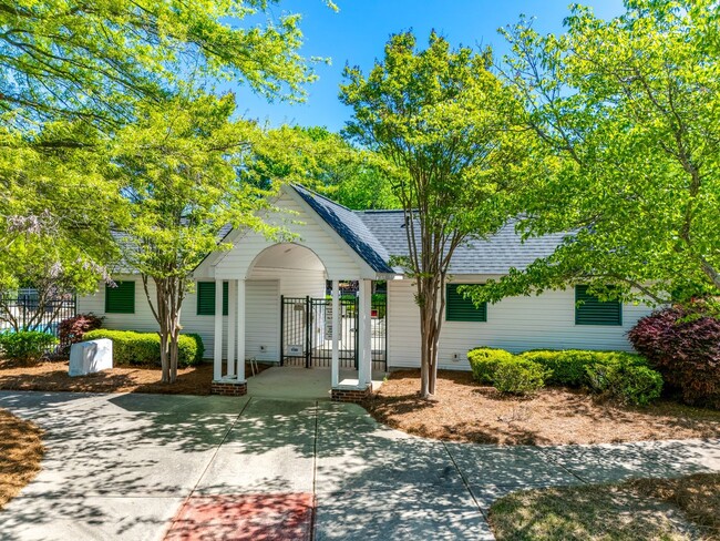 Building Photo - Beautiful 2 Bed 2.5 bath townhome in Benni...