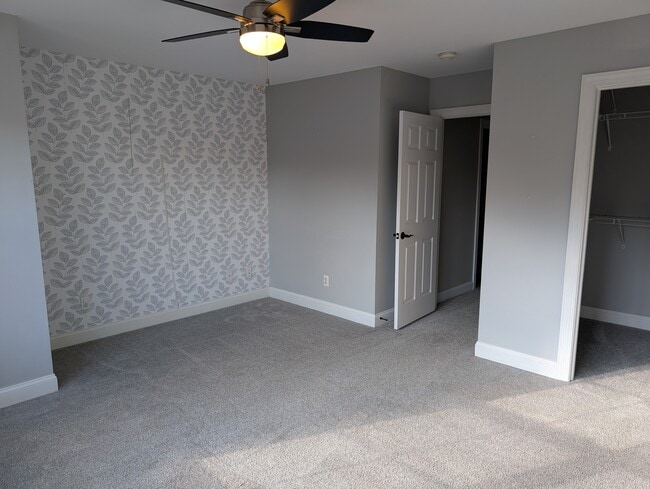 Building Photo - 6 Maxim Ct