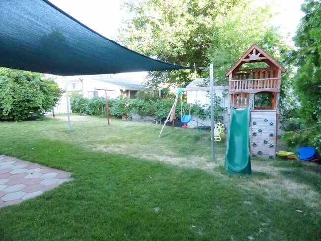 Building Photo - Great 4 Bd 2 Bath Home in Sandy