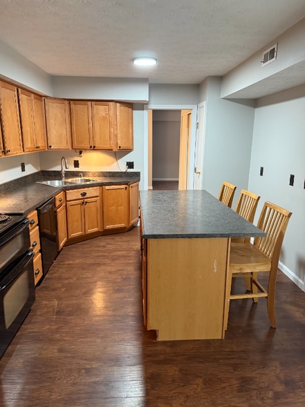 Building Photo - 14 Oakwood Ct