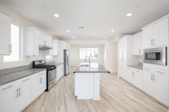 Building Photo - Beautifully Updated 3-Bedroom Detached hom...