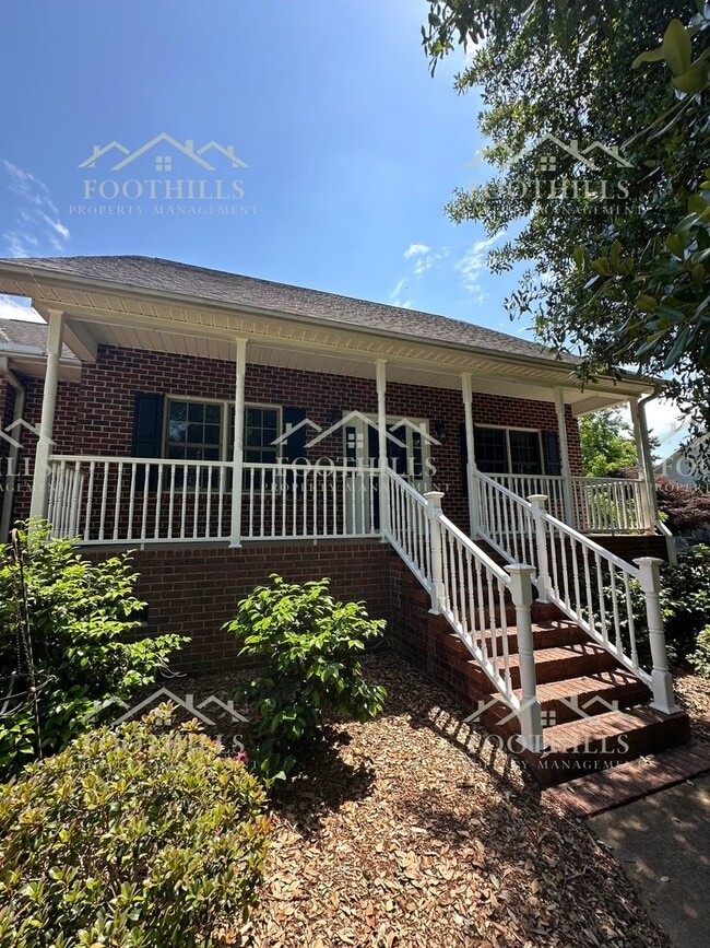 Building Photo - Stylish and Spacious 4-Bed Home with Scree...