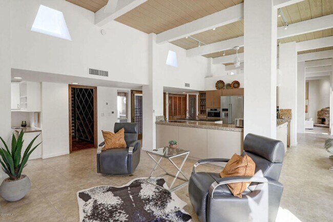 Building Photo - Beautiful 5 bed/4 bath + Den in Desirable Paradise Valley