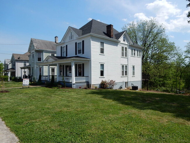 Building Photo - Large 3 BR home with historic touches & hu...