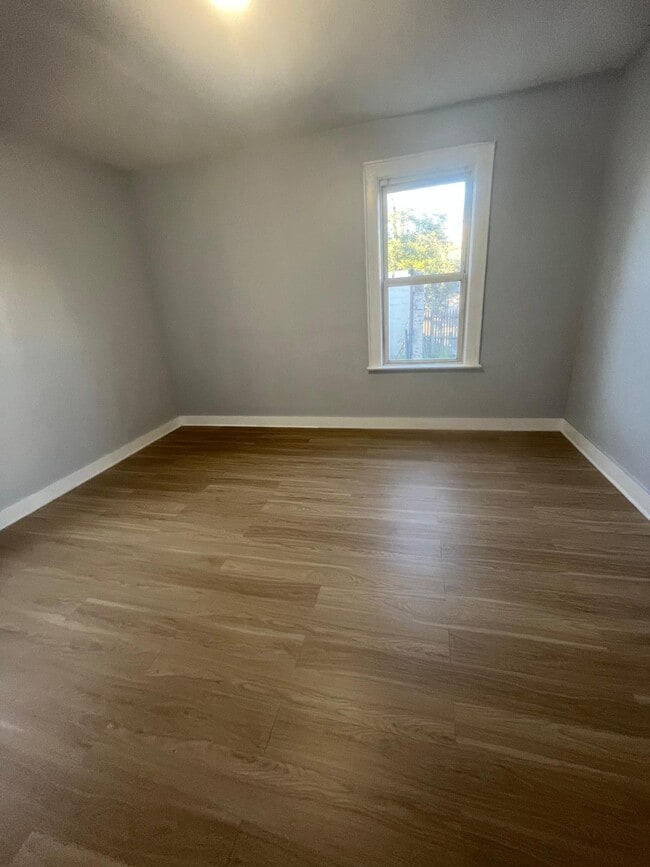 Building Photo - 21 Underwood St