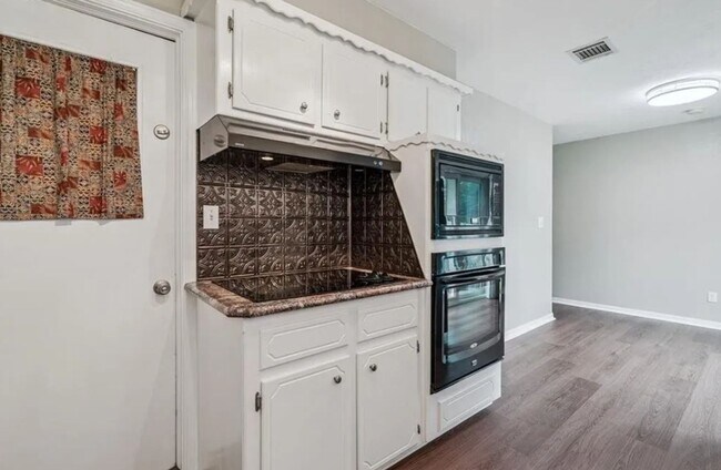 Building Photo - All Brand New! Moore Schools! No carpet! H...