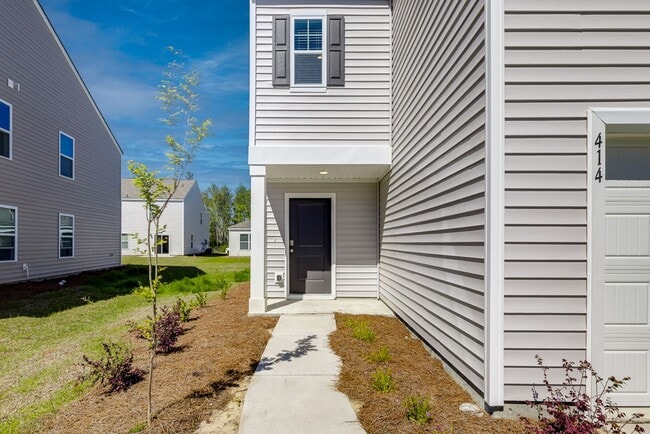 Building Photo - Spacious 4-Bedroom Home in Sought-After Lo...