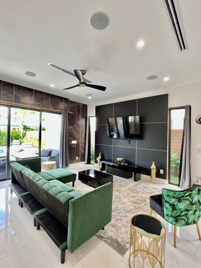 Building Photo - 547 NE 16th Ave