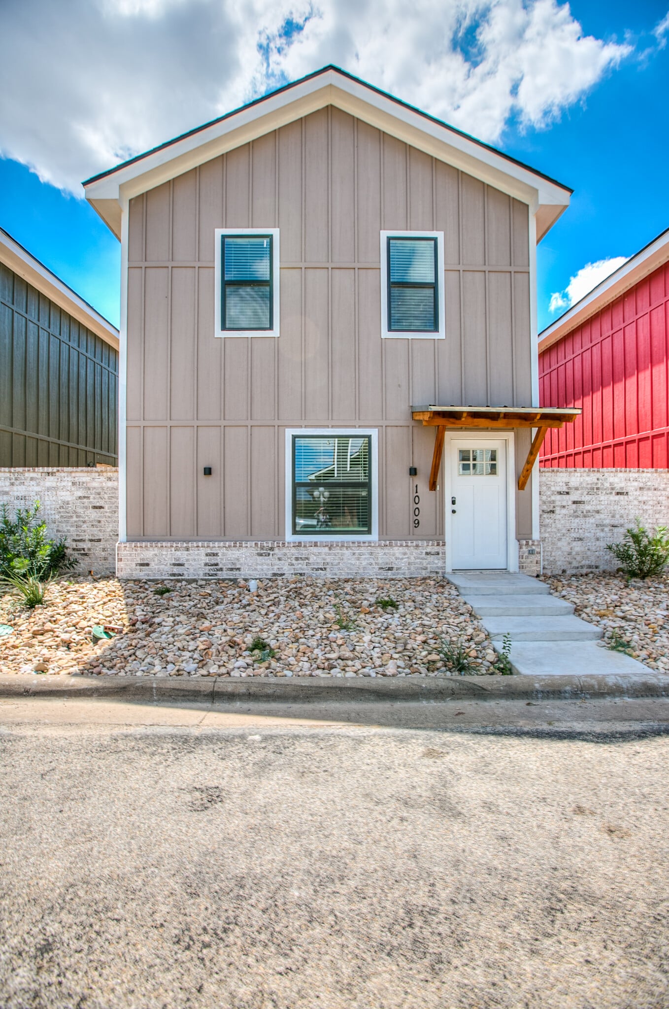 Building Photo - 1009 Holiday Dr